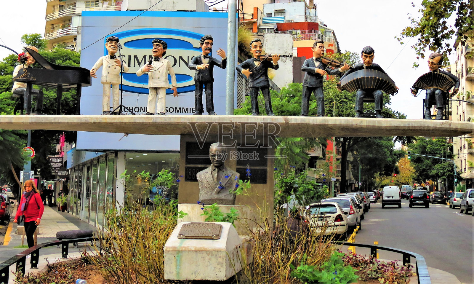 走在城市街道上的人们。位于Villa Crespo附近的Osvaldo Pugliese纪念碑。照片摄影图片