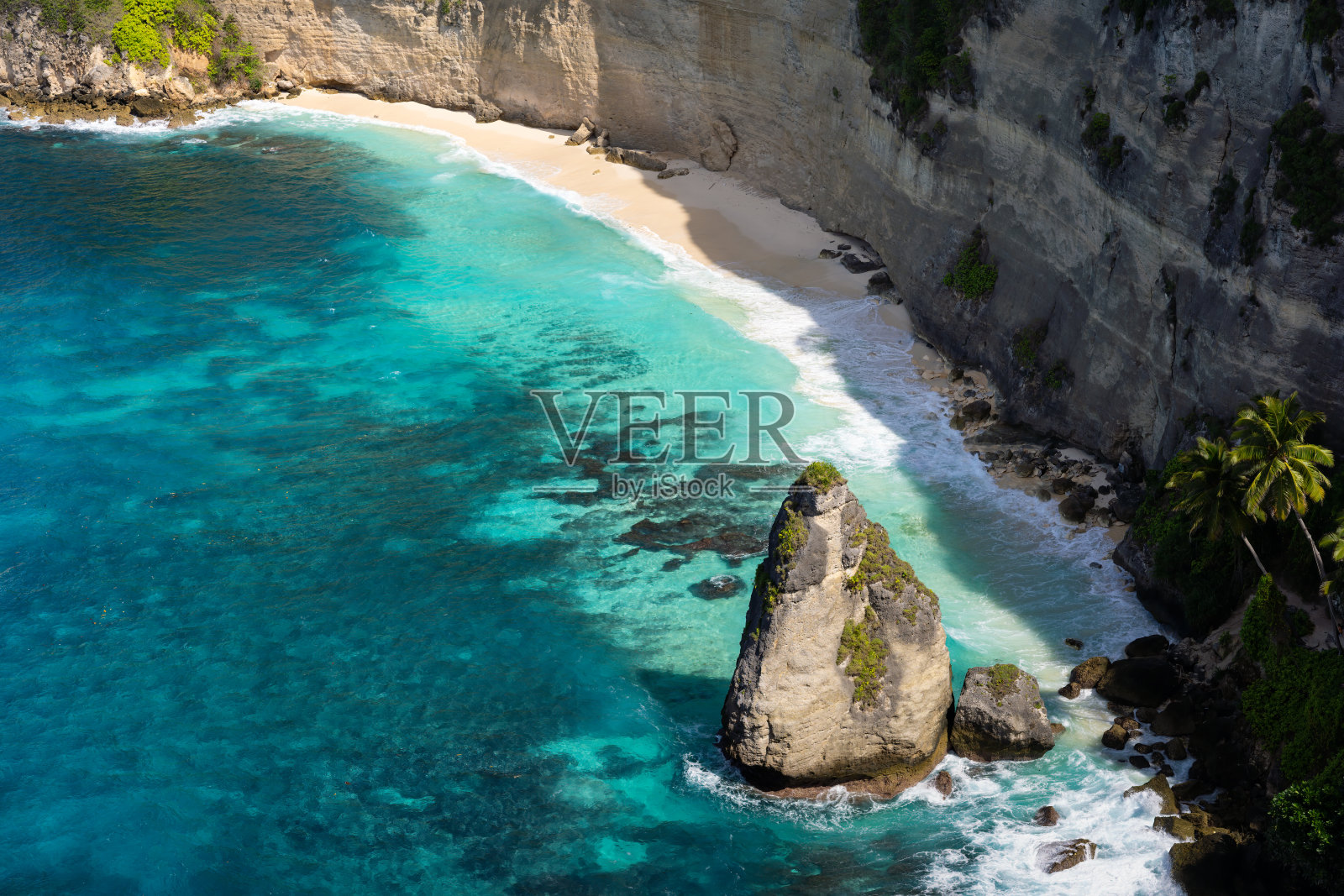 印尼巴厘岛努沙佩尼达钻石海滩的美景。照片摄影图片