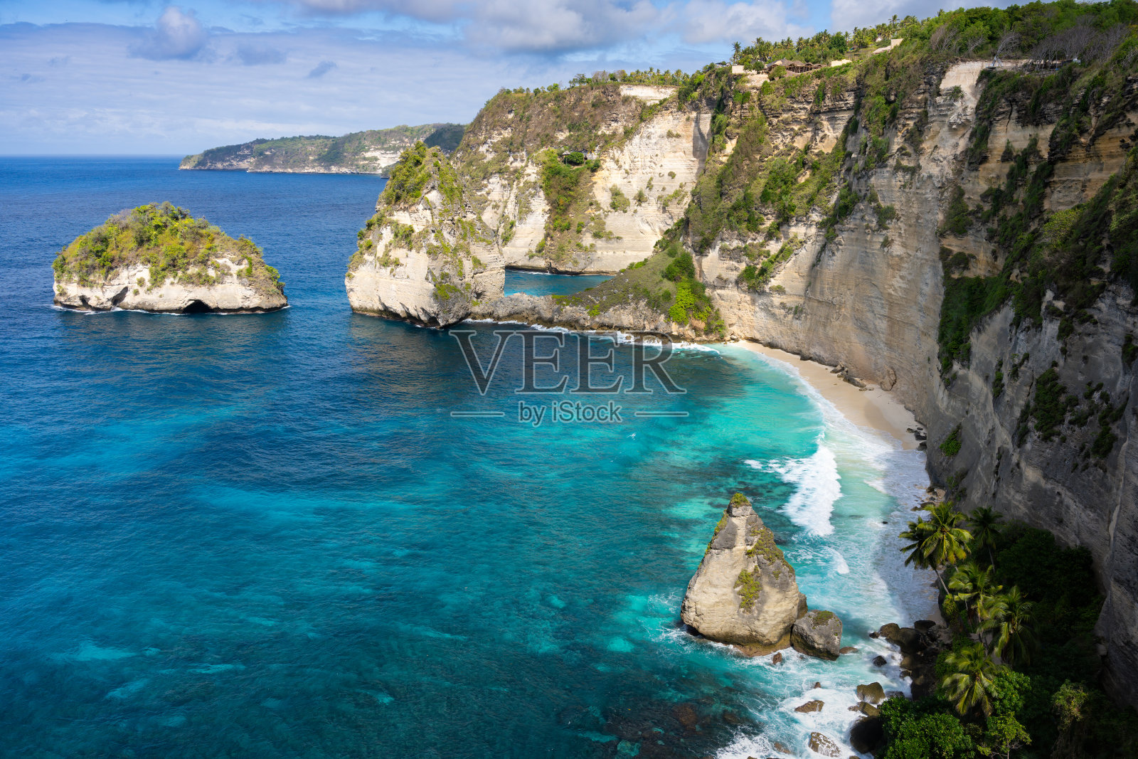 印尼巴厘岛努沙佩尼达钻石海滩的美景。照片摄影图片