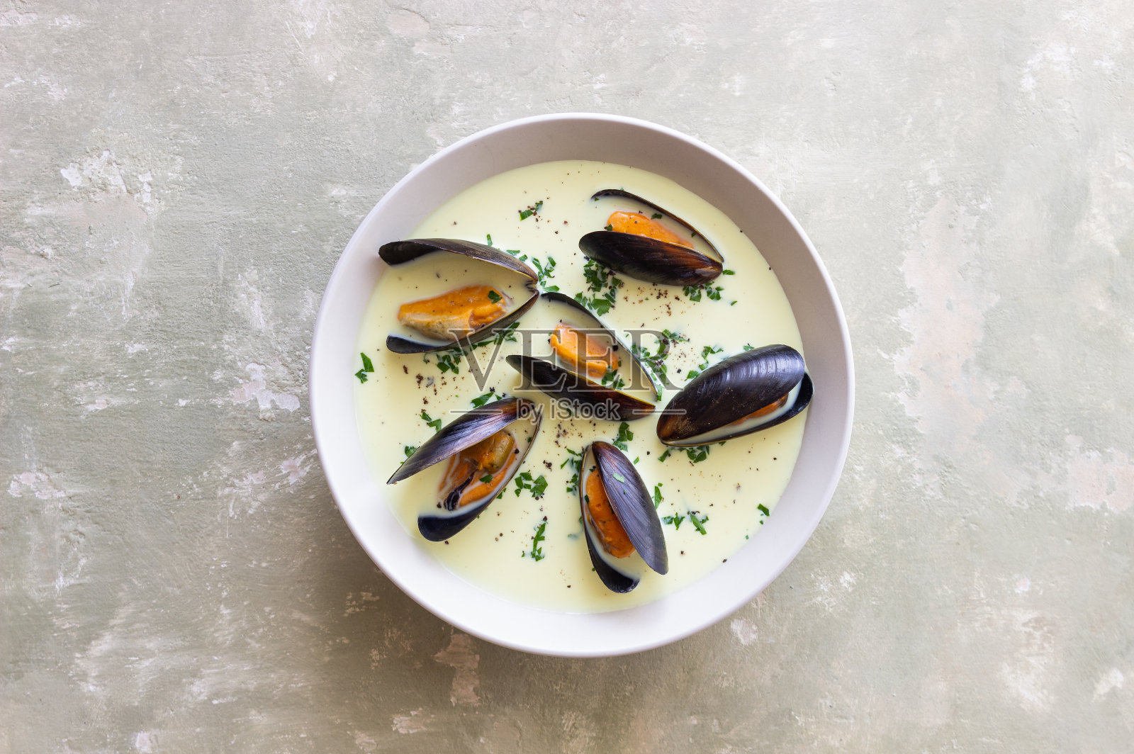 奶油贻贝汤。海鲜。海鲜杂烩浓汤。健康饮食。照片摄影图片