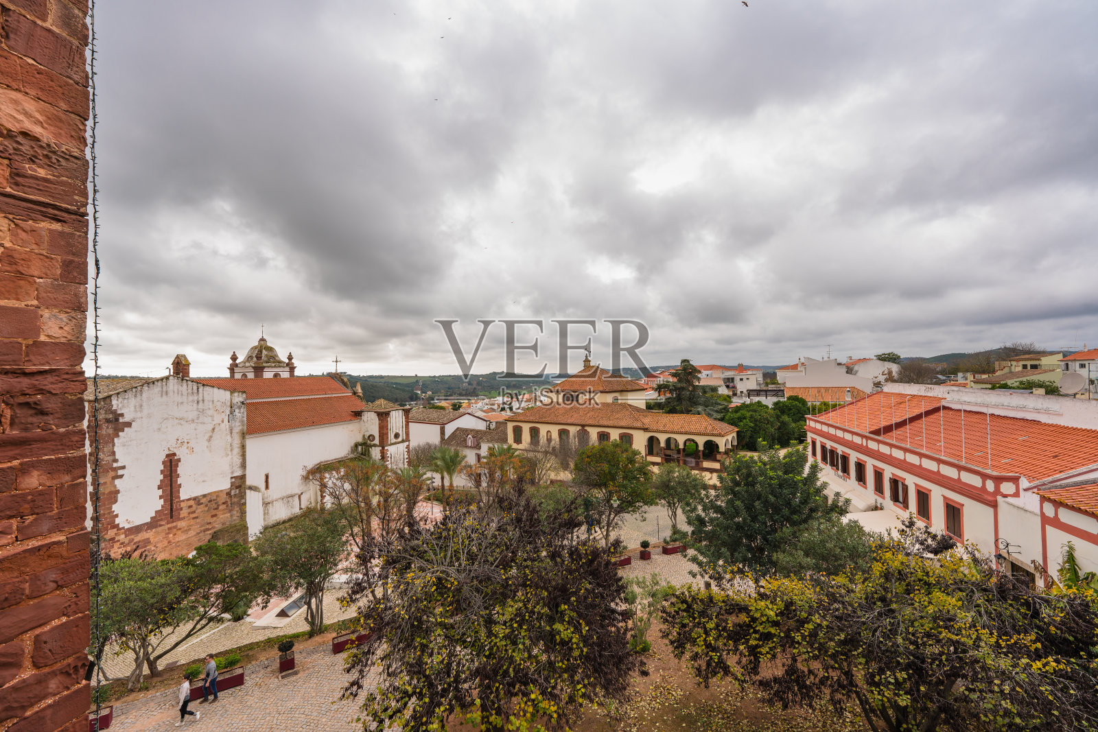 古朴的葡萄牙庭院被历史建筑和赤陶屋顶环绕的鸟瞰图照片摄影图片