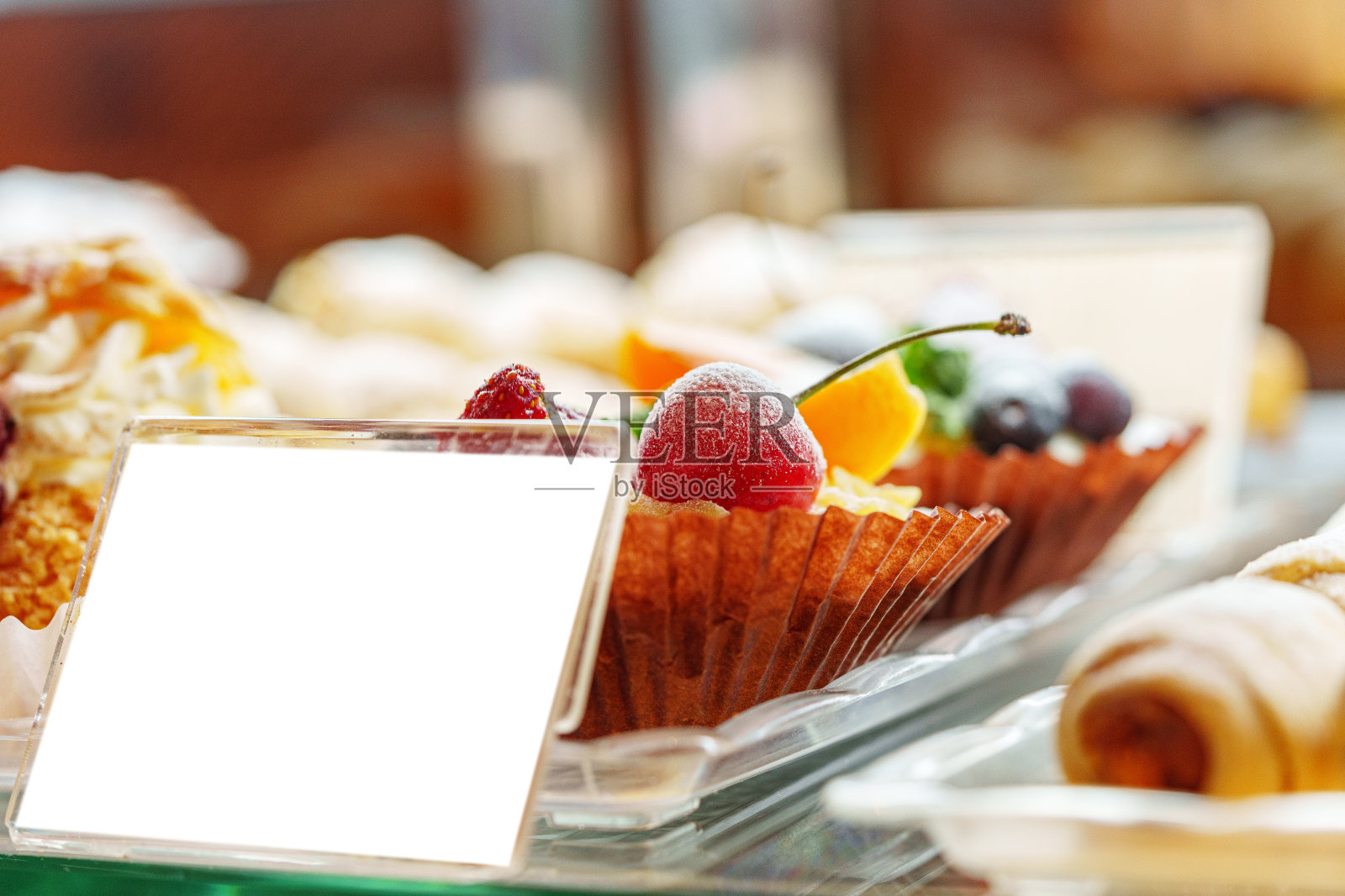 各式各样的新鲜甜点在餐饮活动中优雅地展示照片摄影图片