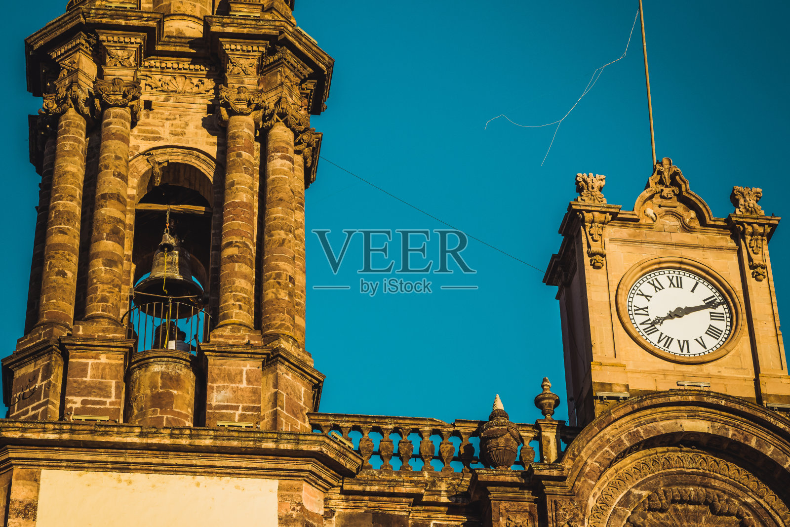 在萨莫拉主教座堂的塔顶上敲响钟声的钟声Michoacán。照片摄影图片