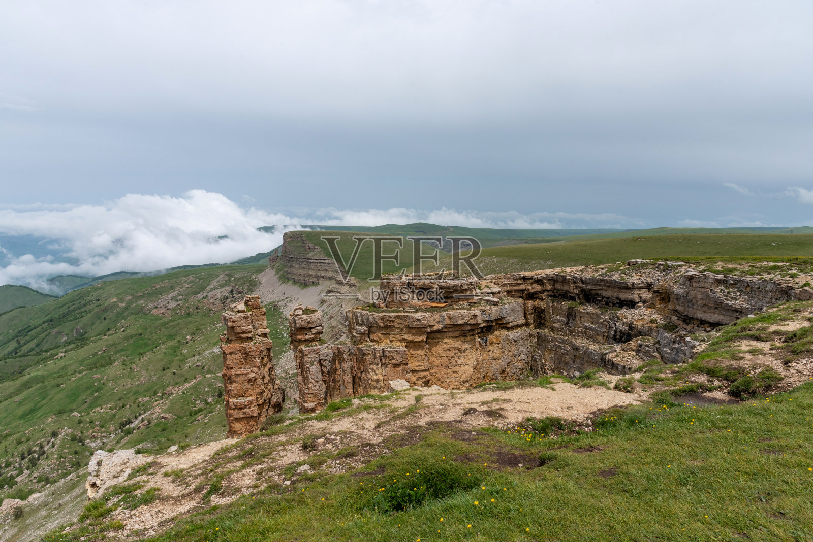 卡拉恰伊-切尔克斯共和国Bermamyt高原风景如画的夏日景色。照片摄影图片