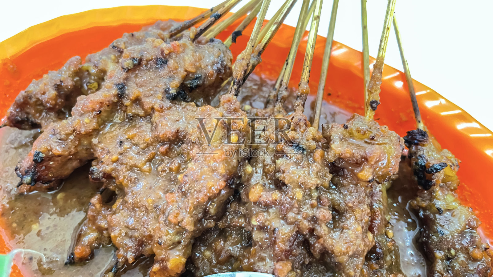 非常美味的沙爹牛肉或沙爹牛肉，在木炭上烤，配上花生酱照片摄影图片