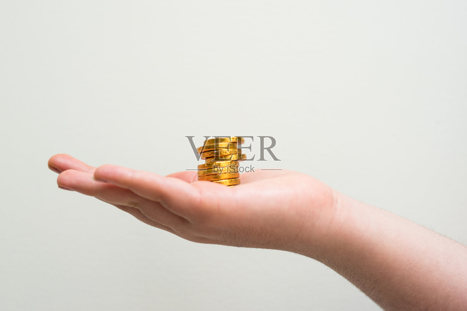 手里拿着一些金币照片摄影图片