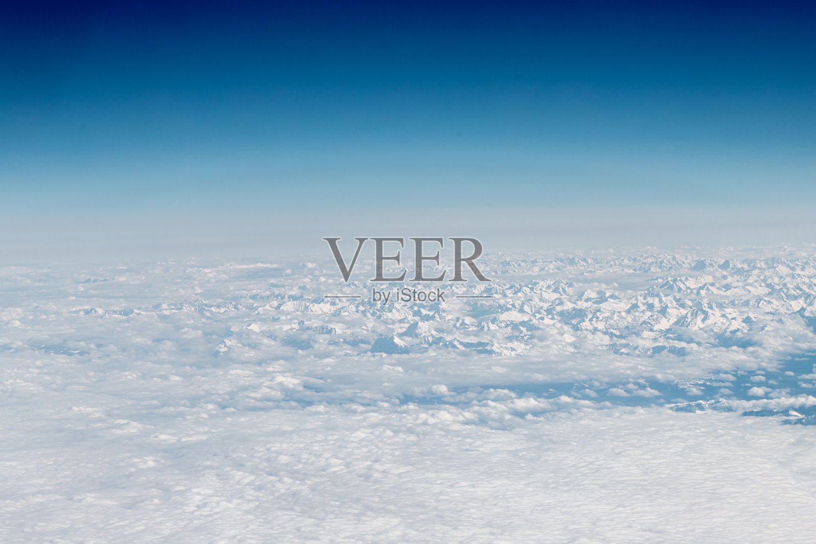 阿尔卑斯山瑞士部分的鸟瞰图，山峰高于云层覆盖的山谷照片摄影图片