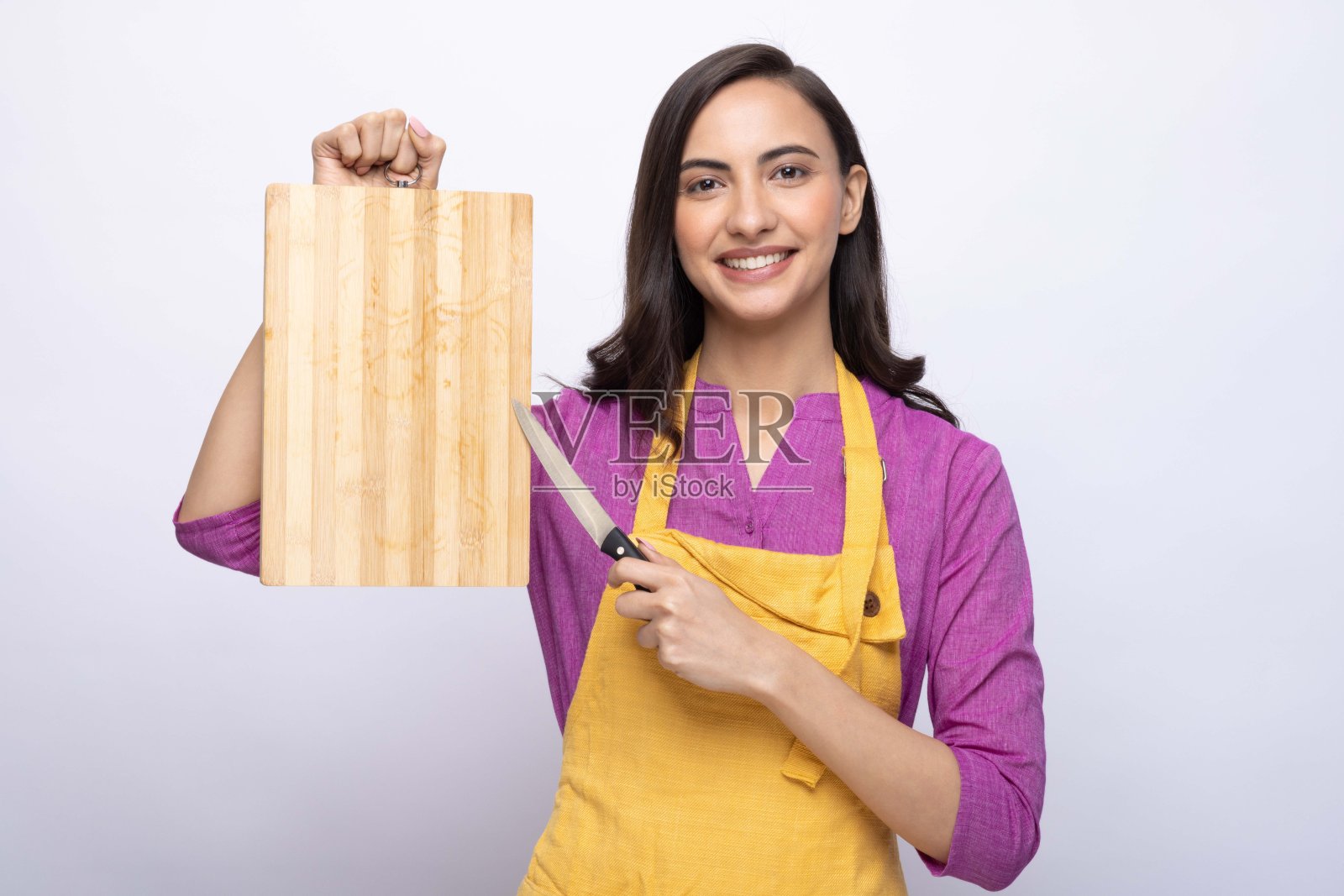 印度女厨师的肖像穿着围裙孤立的白色背景股票照片照片摄影图片