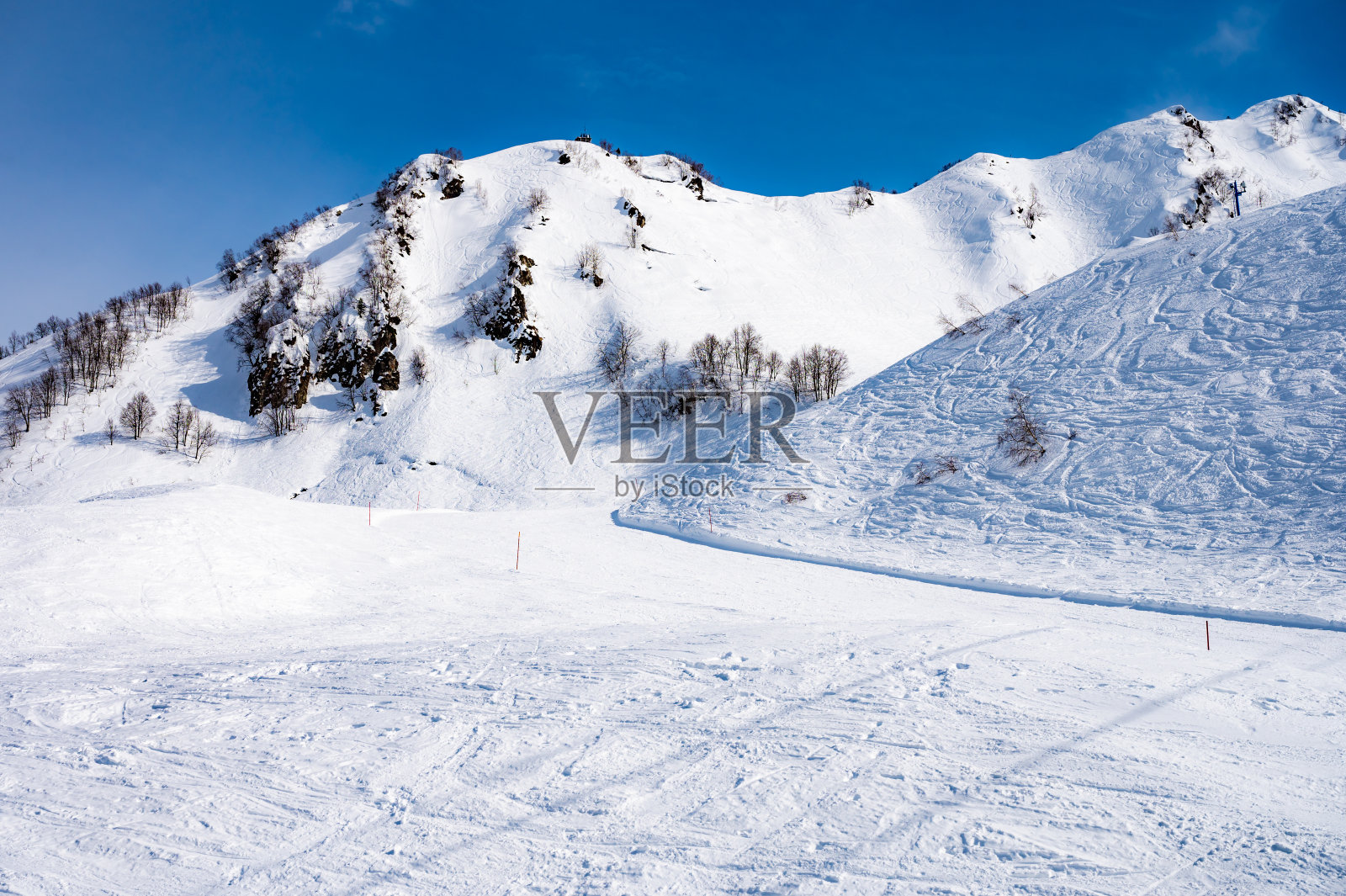 冬天雪山的山峰照片摄影图片