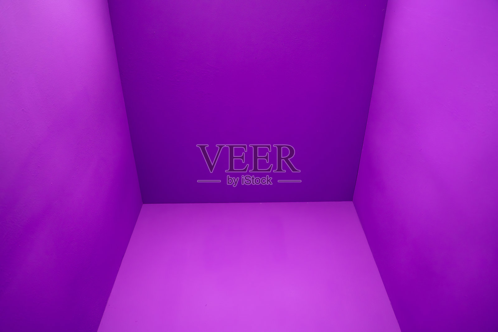 紫色的房间，长方形的墙壁和紫色的地板照片摄影图片