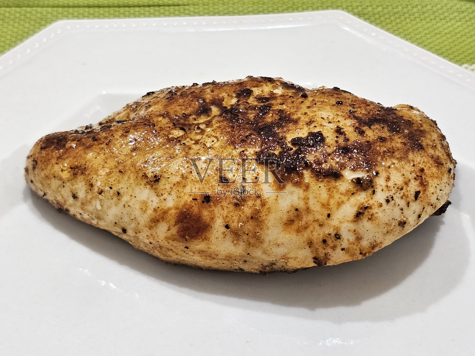 盘子里只有鸡胸片，没有别的了照片摄影图片