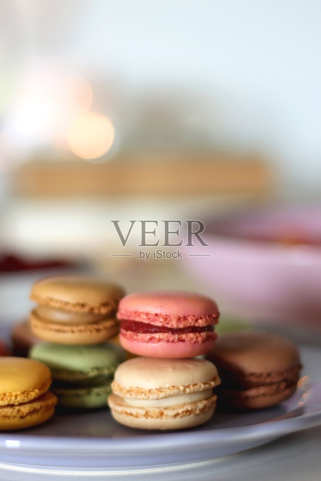 采购产品马卡龙，糖果，水果，饮料和书籍照片摄影图片