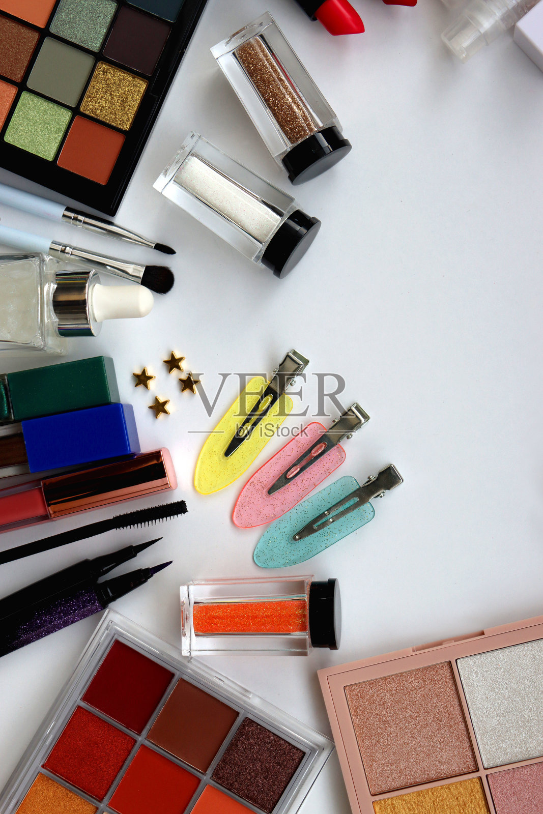 白色背景上的各种美容产品照片摄影图片