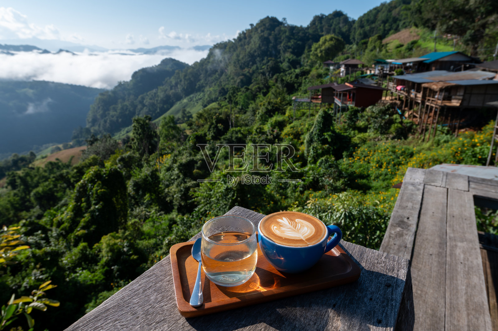 泰国美洪山，Jabo村，木桌上的拉花艺术照片摄影图片