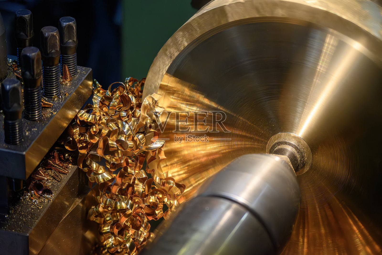 特写场景，车床完成切割黄铜零件和废料。照片摄影图片