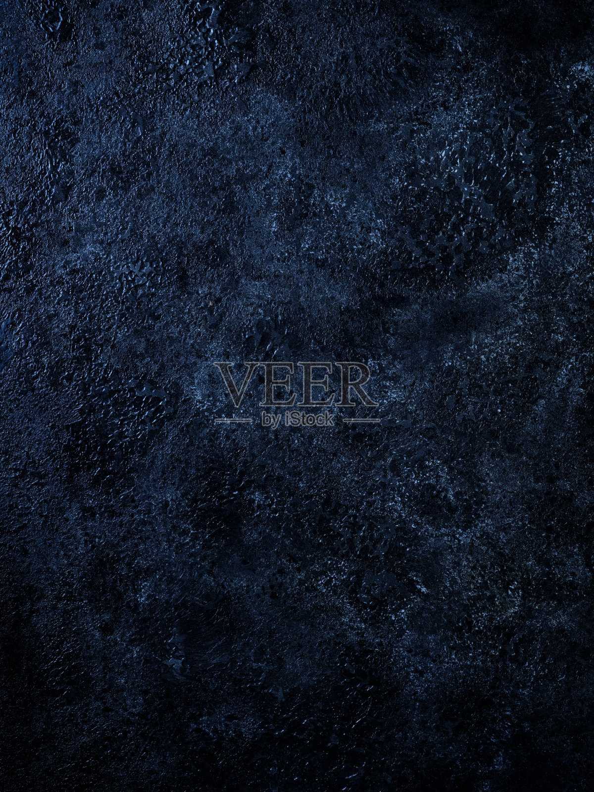 美丽的抽象黑色背景风格化的蓝色石头。照片摄影图片