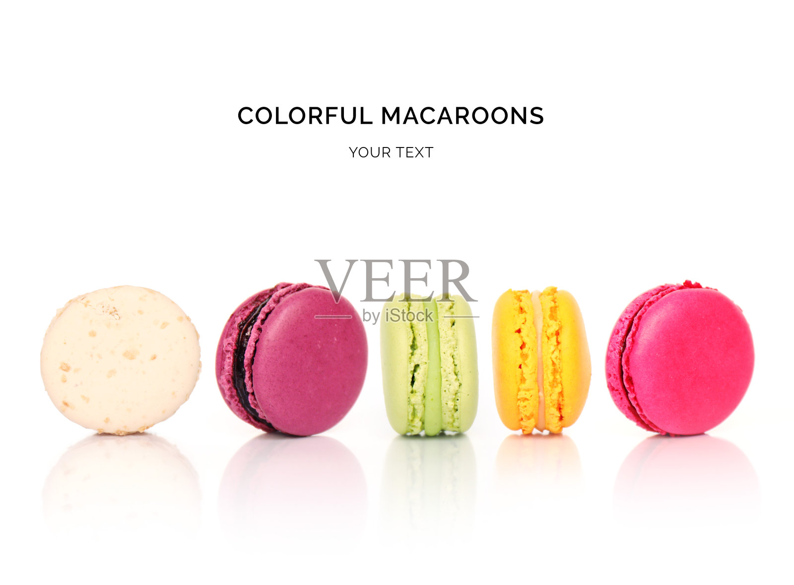 白色背景上彩色马卡龙的创意布局。平的。食品的概念。照片摄影图片