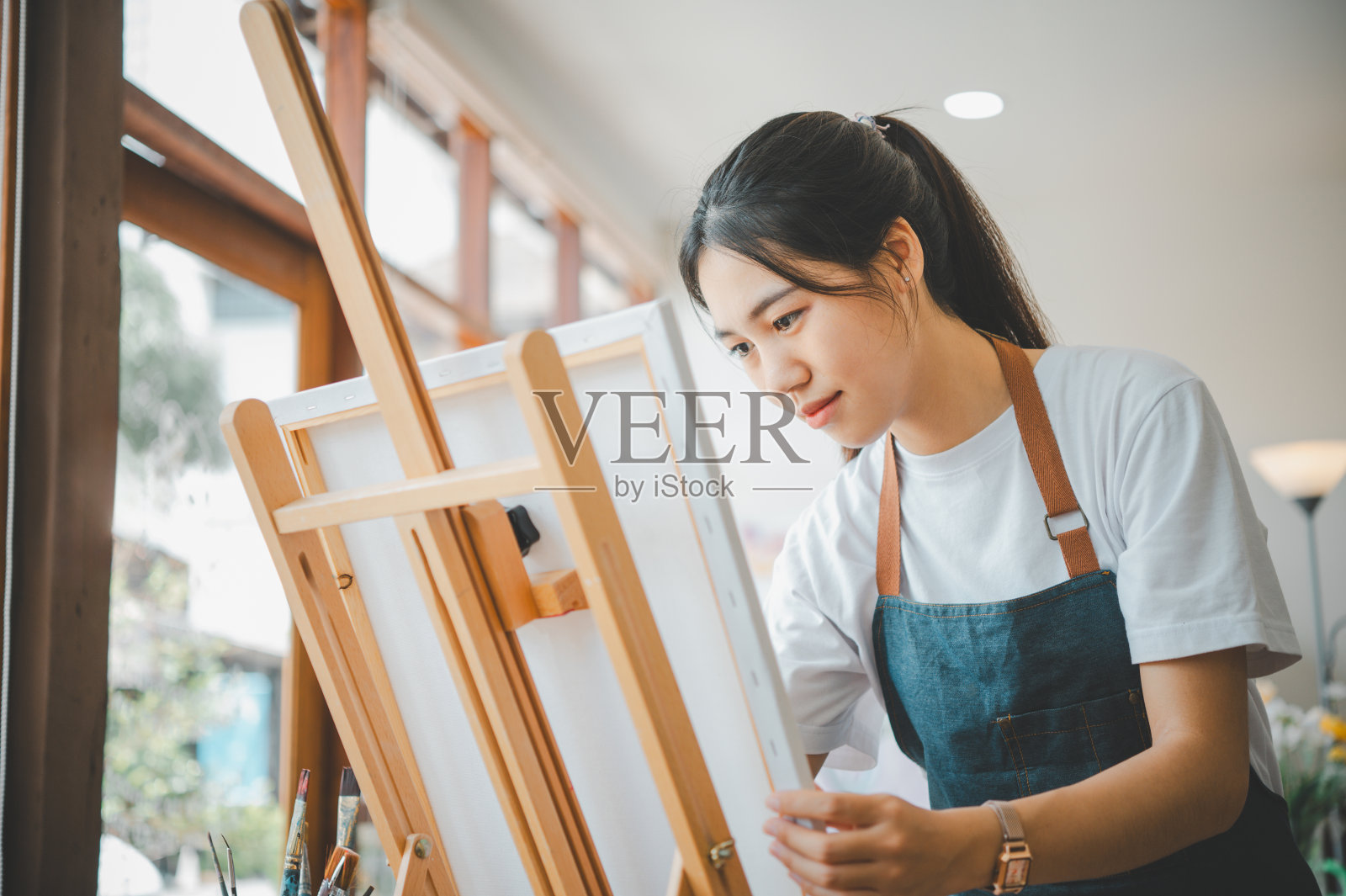 艺术学生用水彩画在画布上做一些艺术项目在工作室车间照片摄影图片