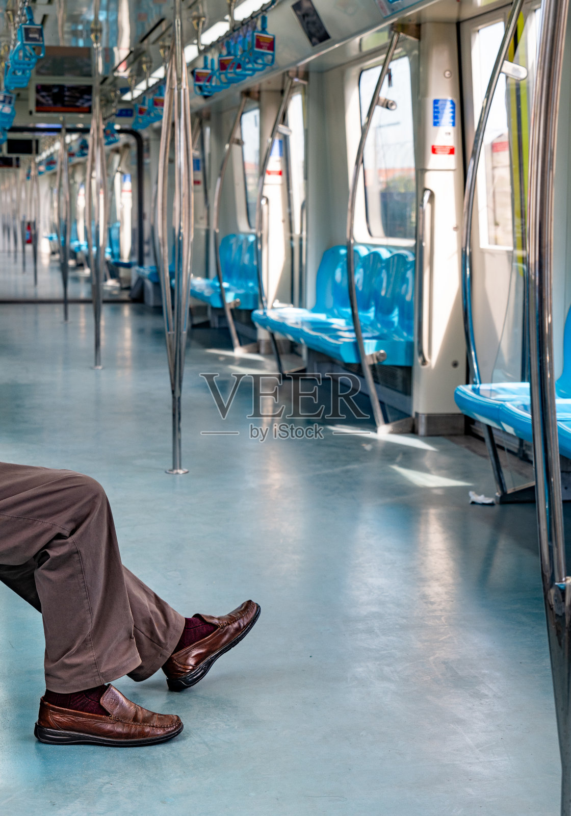 在空无一人的地铁里看到的人脚的部分照片摄影图片