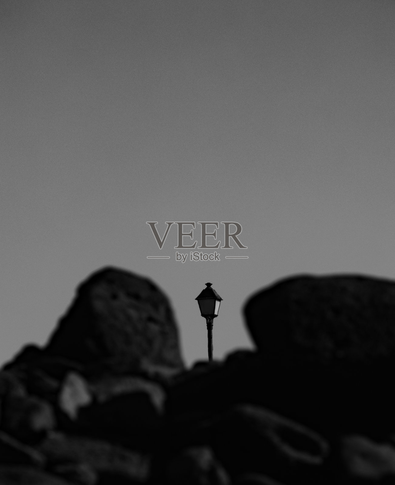 岩石间的灯柱照片摄影图片