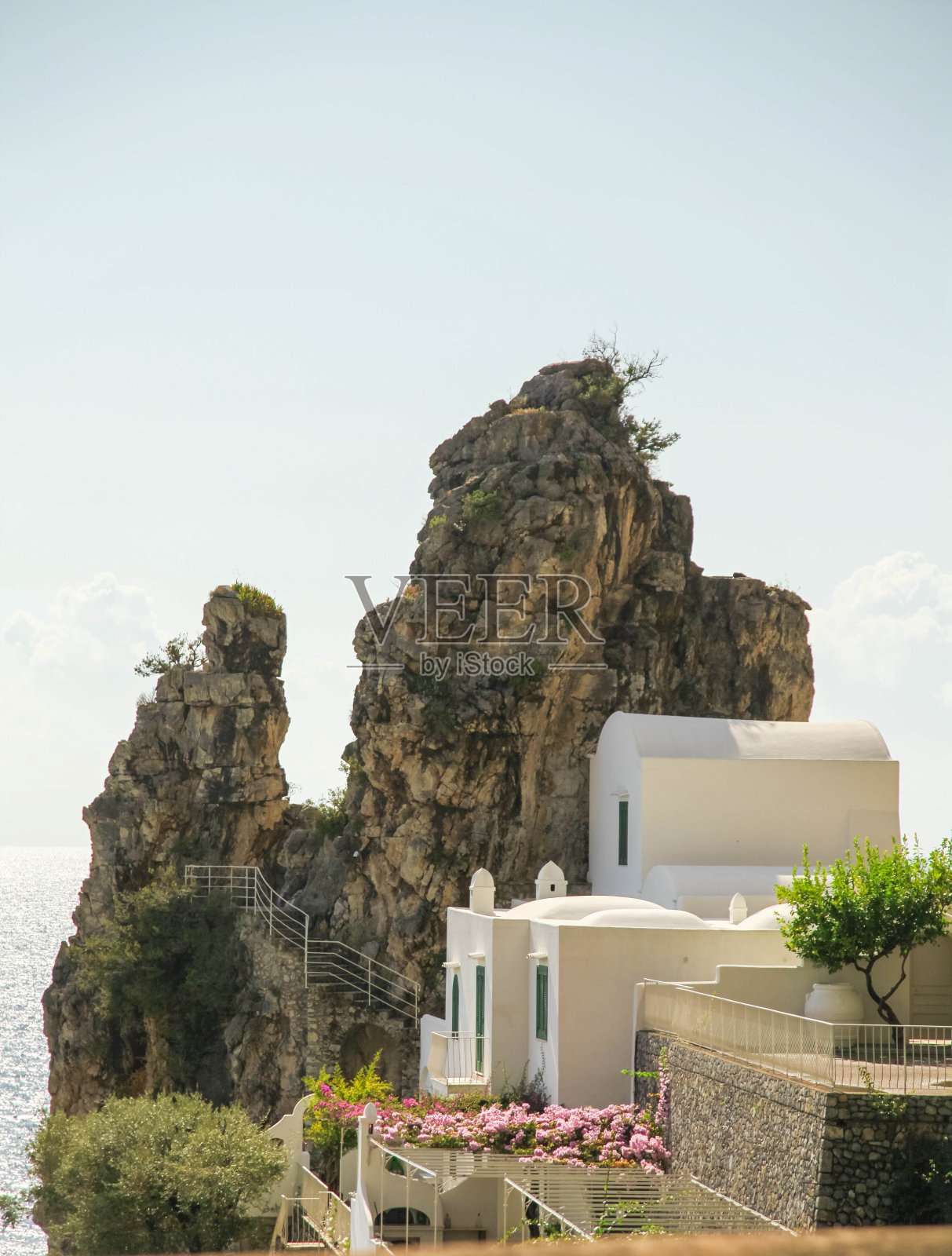 2019年10月3日，意大利阿马尔菲海岸:沿着阿马尔菲海岸和悬崖的名人豪宅。照片摄影图片