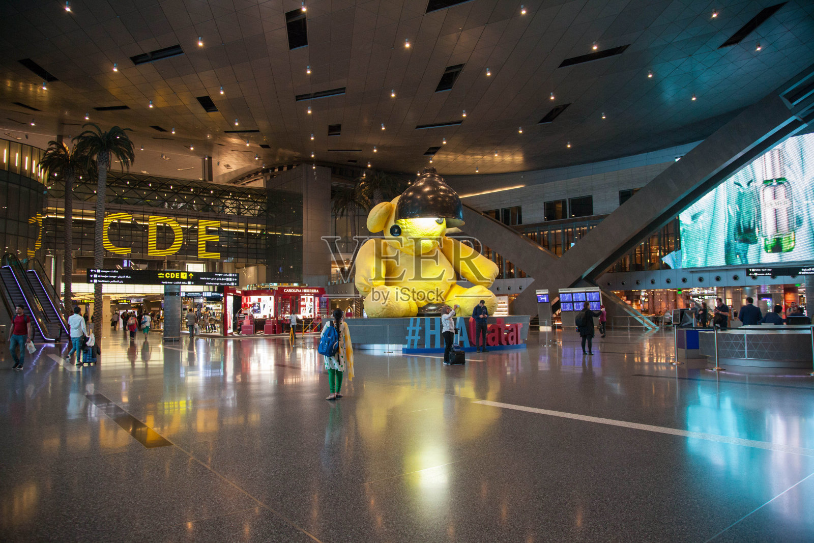 卡塔尔多哈- 2019年10月12日:哈马德国际机场航站楼,所有登机口和旅客都经过。照片摄影图片