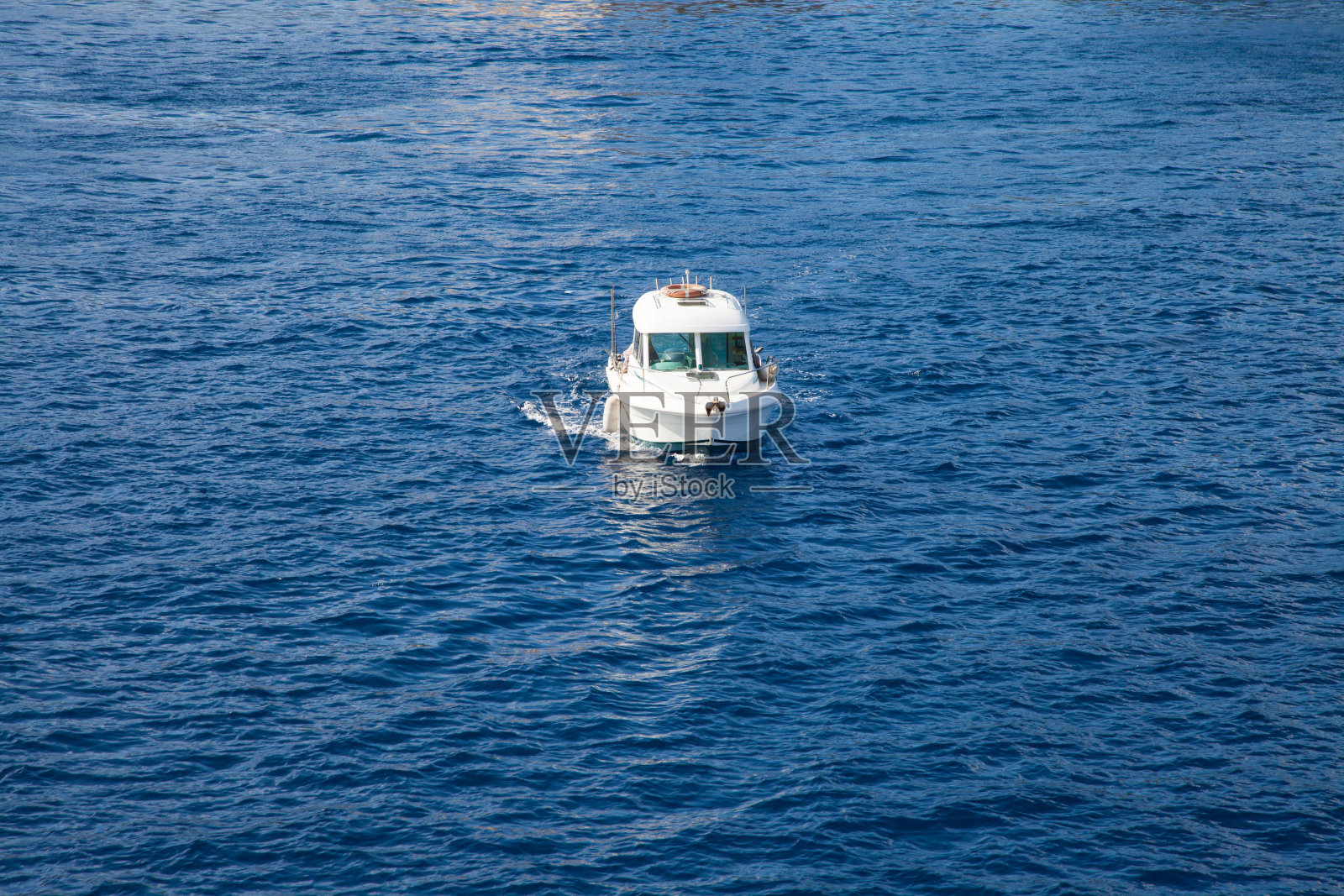小游艇在深蓝色的海面上游弋照片摄影图片