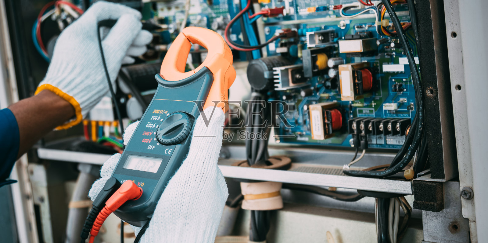 技术人员正在检查空调制冷剂系统维护情况和开关控制情况照片摄影图片