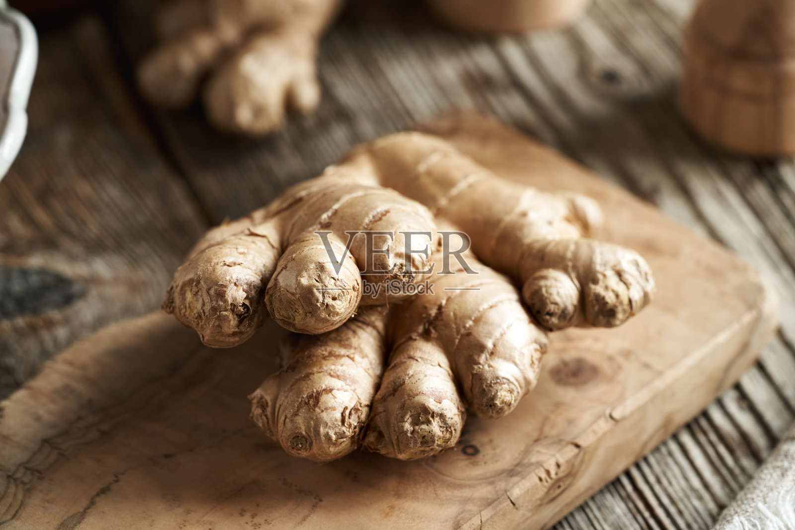 整根姜放在桌子上照片摄影图片