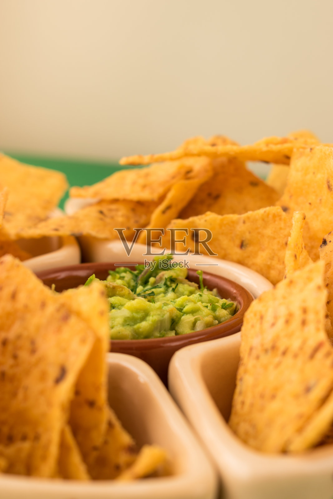 炸玉米片和一些新鲜的鳄梨酱照片摄影图片