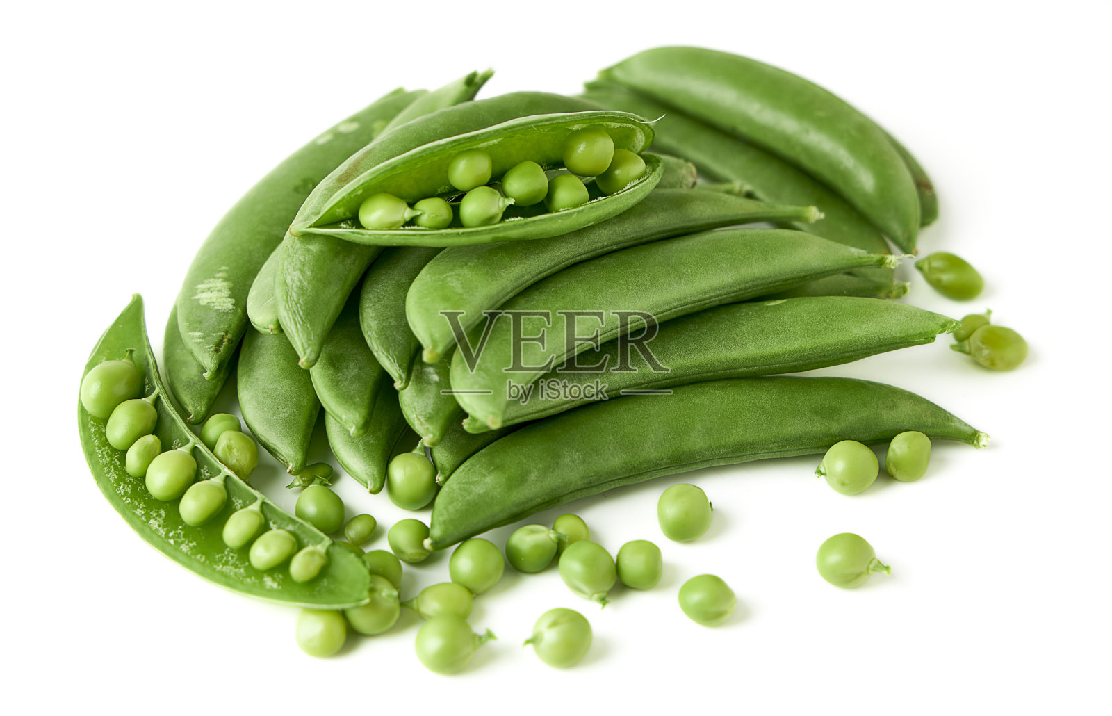 一堆糖豆，剥了皮，里面的种子被隔离在白色背景上。糖豆属豆科植物。豆荚硬，种子大，豆荚厚。又甜又脆。照片摄影图片