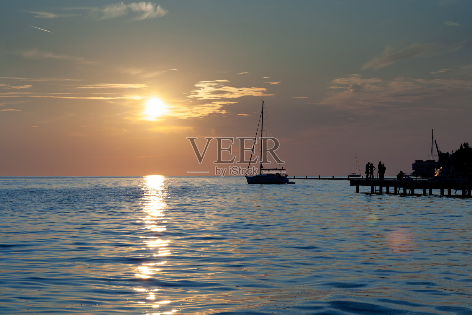 夕阳下的一艘帆船，波托罗斯，斯洛文尼亚照片摄影图片