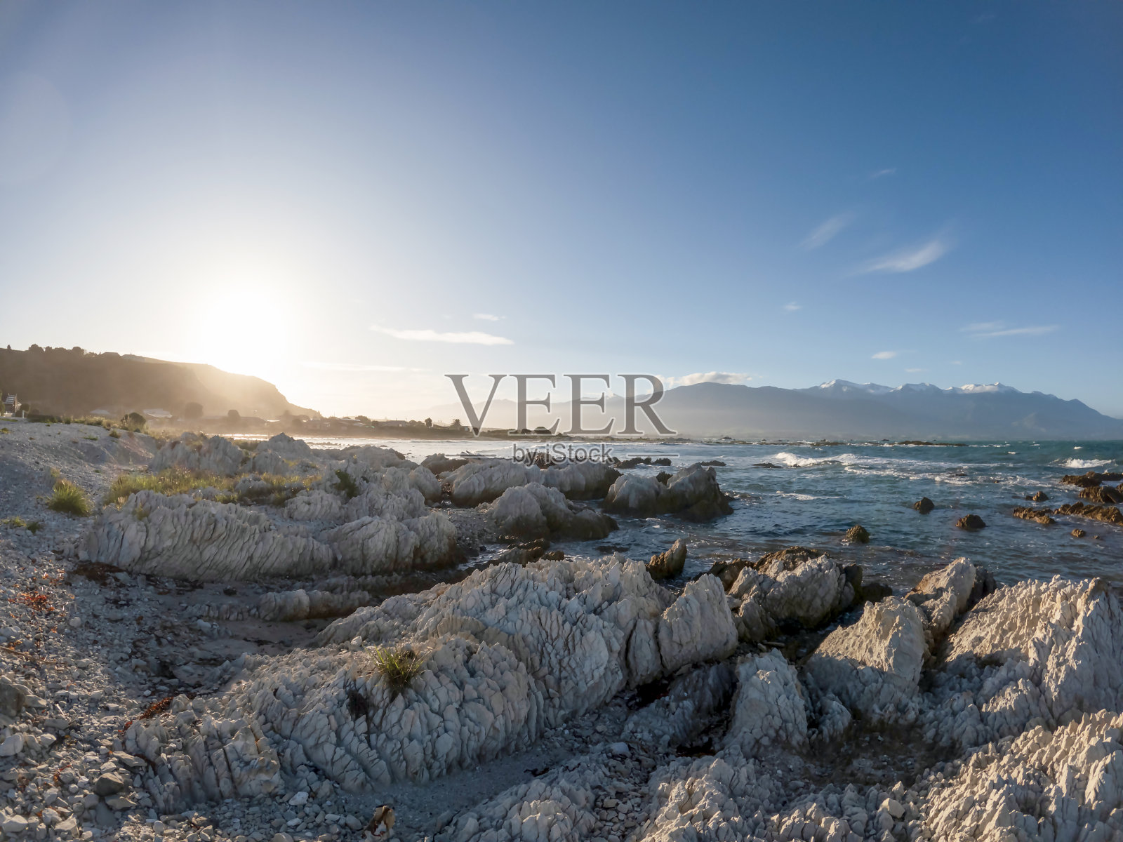 金色日落宁静:凯库拉海岸步道景观与悬崖上的海洋和山脉，南岛，新西兰照片摄影图片