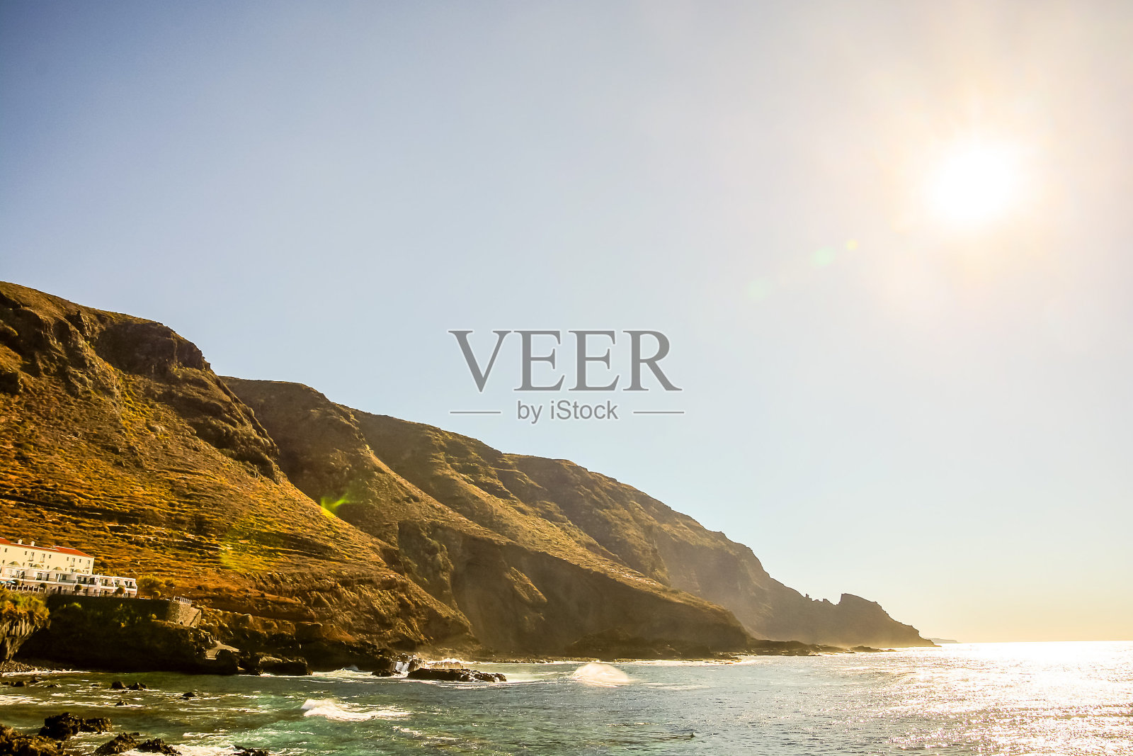 太阳在海上落下照片摄影图片