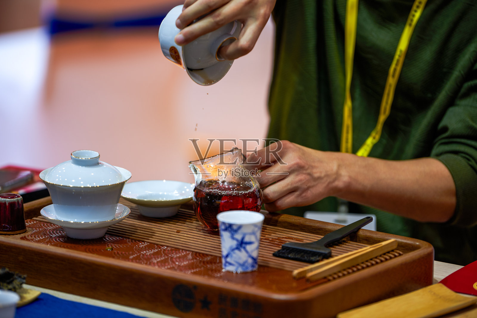 一位侍茶师正在为顾客泡茶照片摄影图片