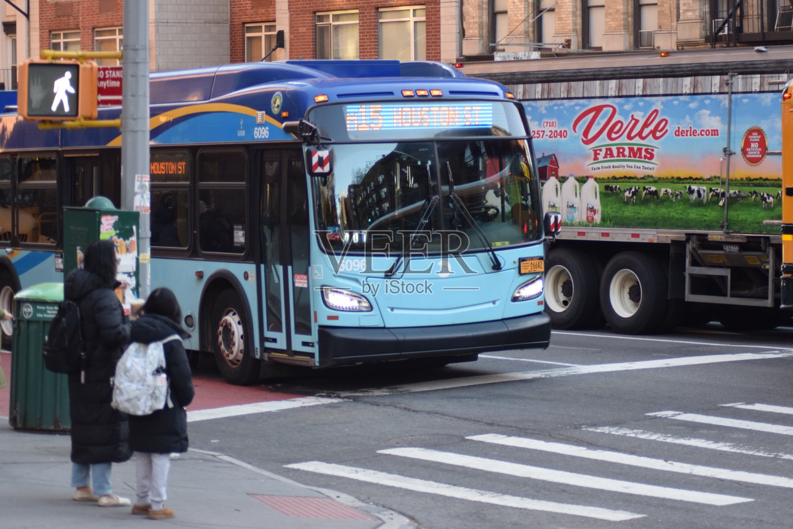 在纽约第二大道的城市巴士上照片摄影图片