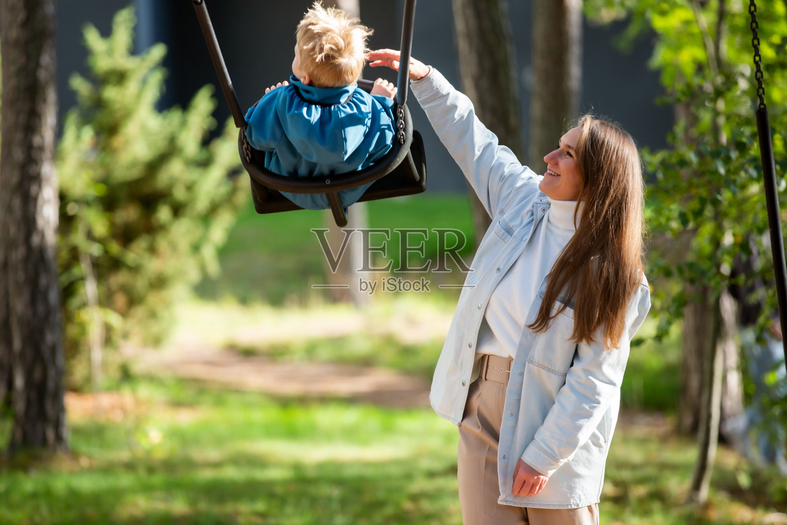 母亲和她的孩子在操场上玩得很开心照片摄影图片