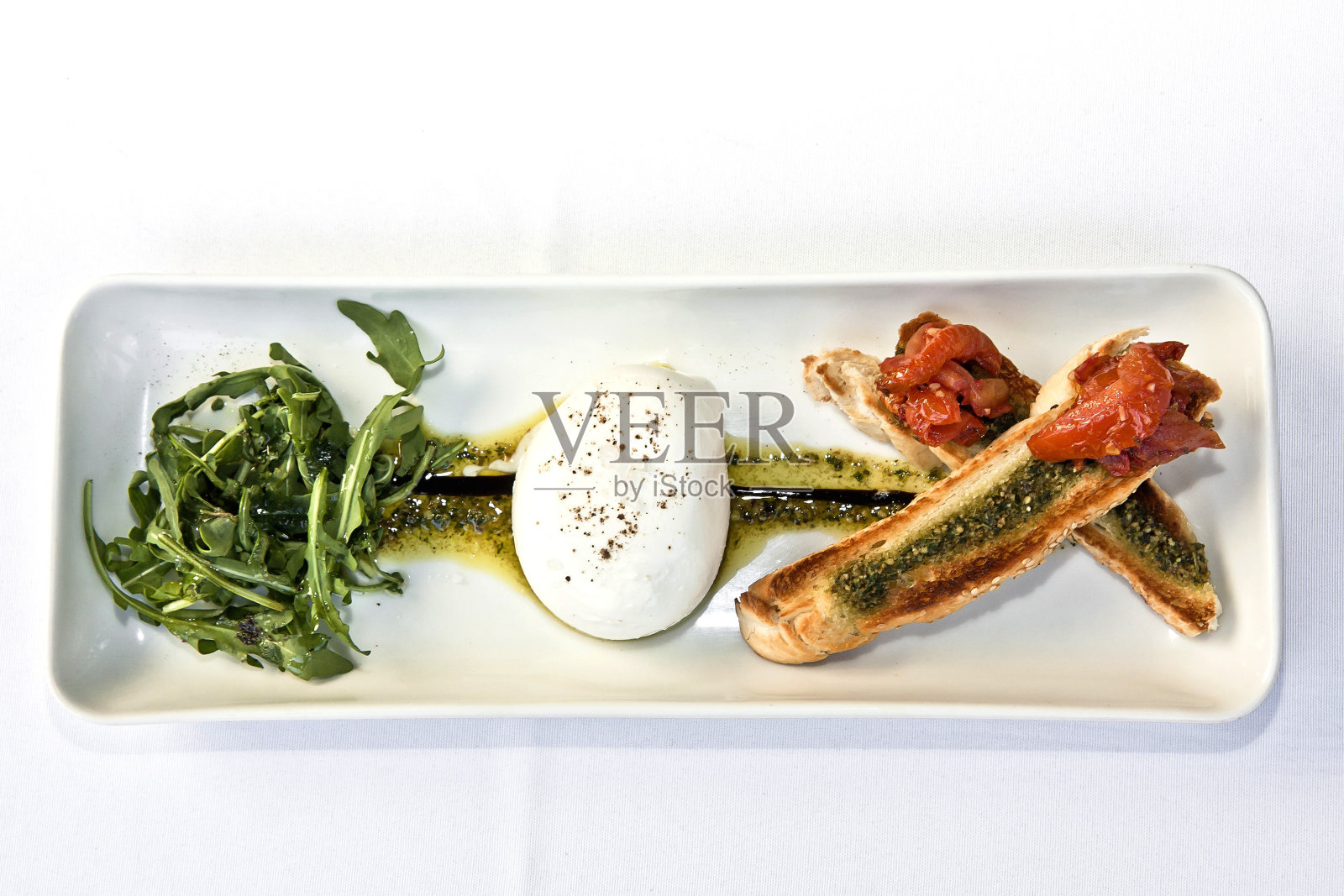 烤面包与香菜，芝麻菜，烤番茄和奶油泡沫敷料，孤立在白色背景照片摄影图片