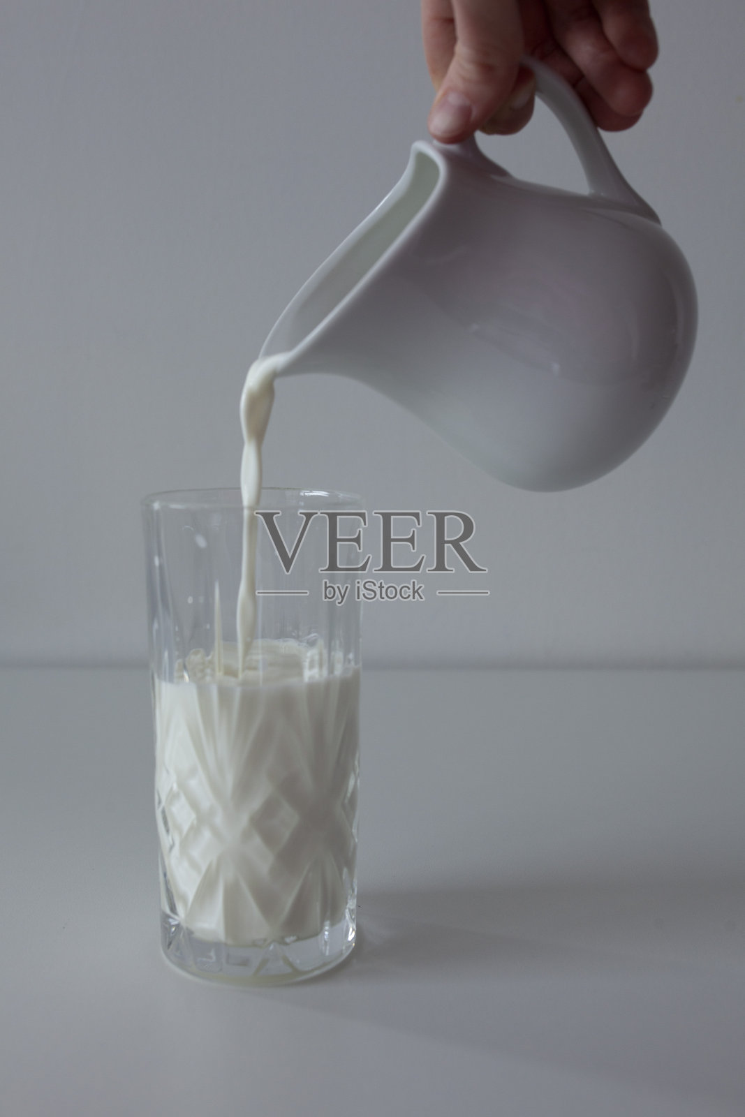 把牛奶倒出牛奶罐照片摄影图片