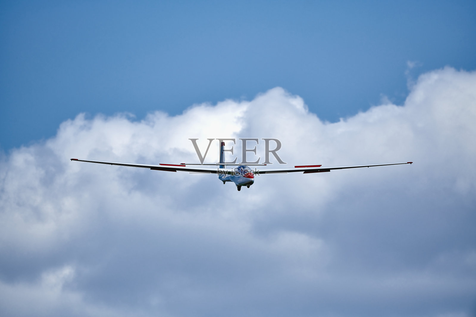 空中的滑翔机开始降落照片摄影图片