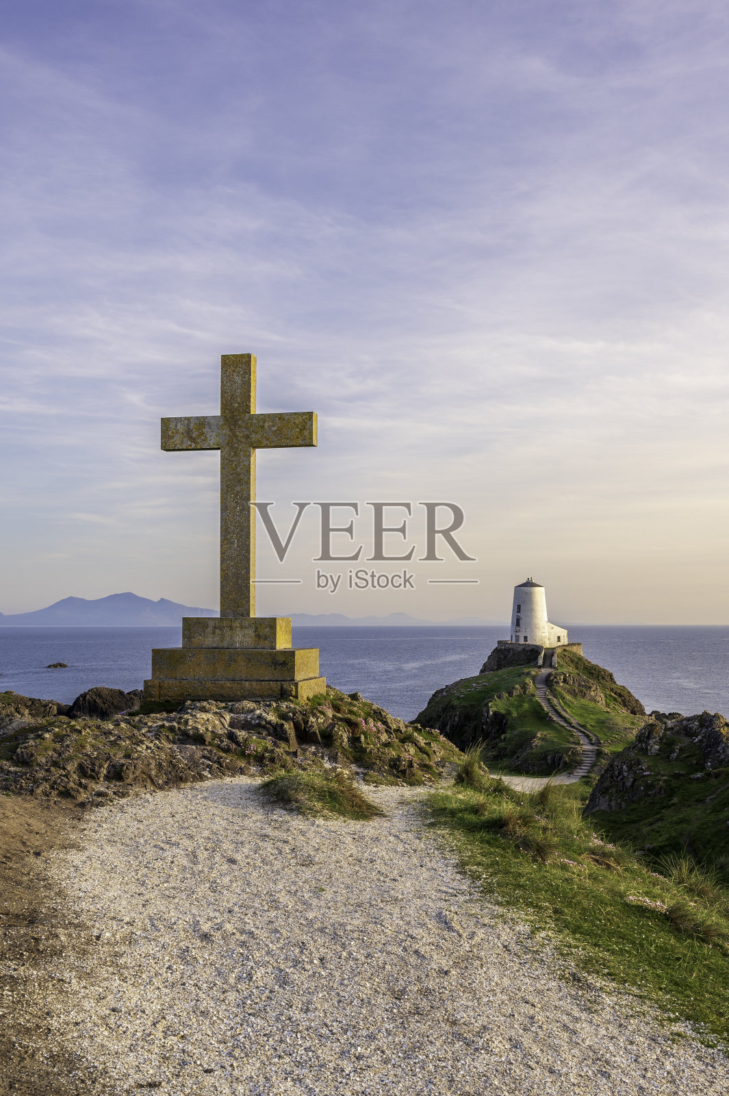 安格尔西岛北威尔士的兰德温岛灯塔和平原十字架照片摄影图片