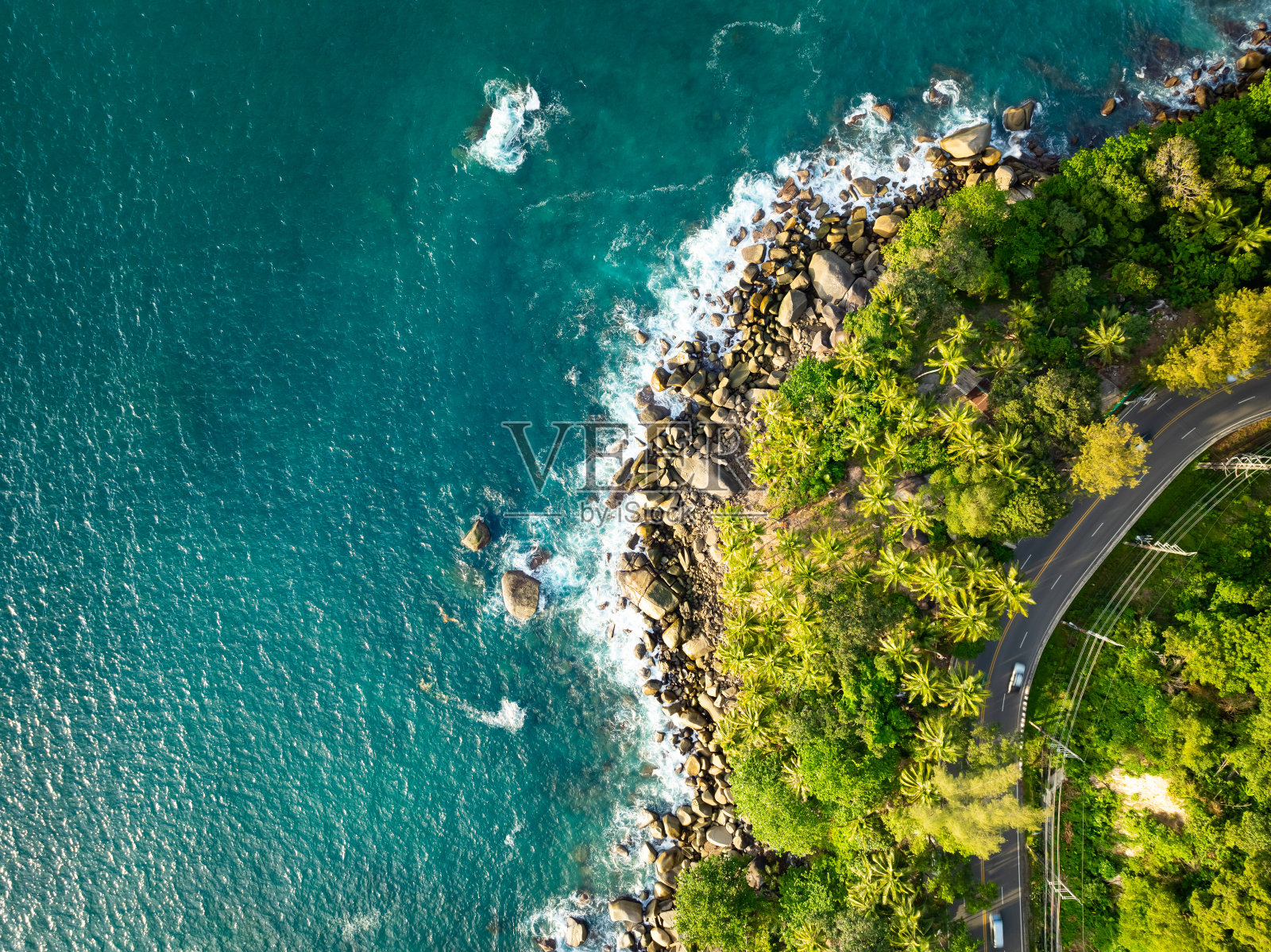 令人惊叹的热带海岸景观背景，俯视图海浪撞击岩石照片摄影图片