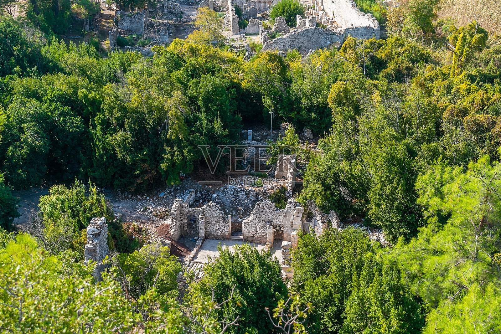 土耳其奥林匹斯古城的风景如画的废墟。照片摄影图片