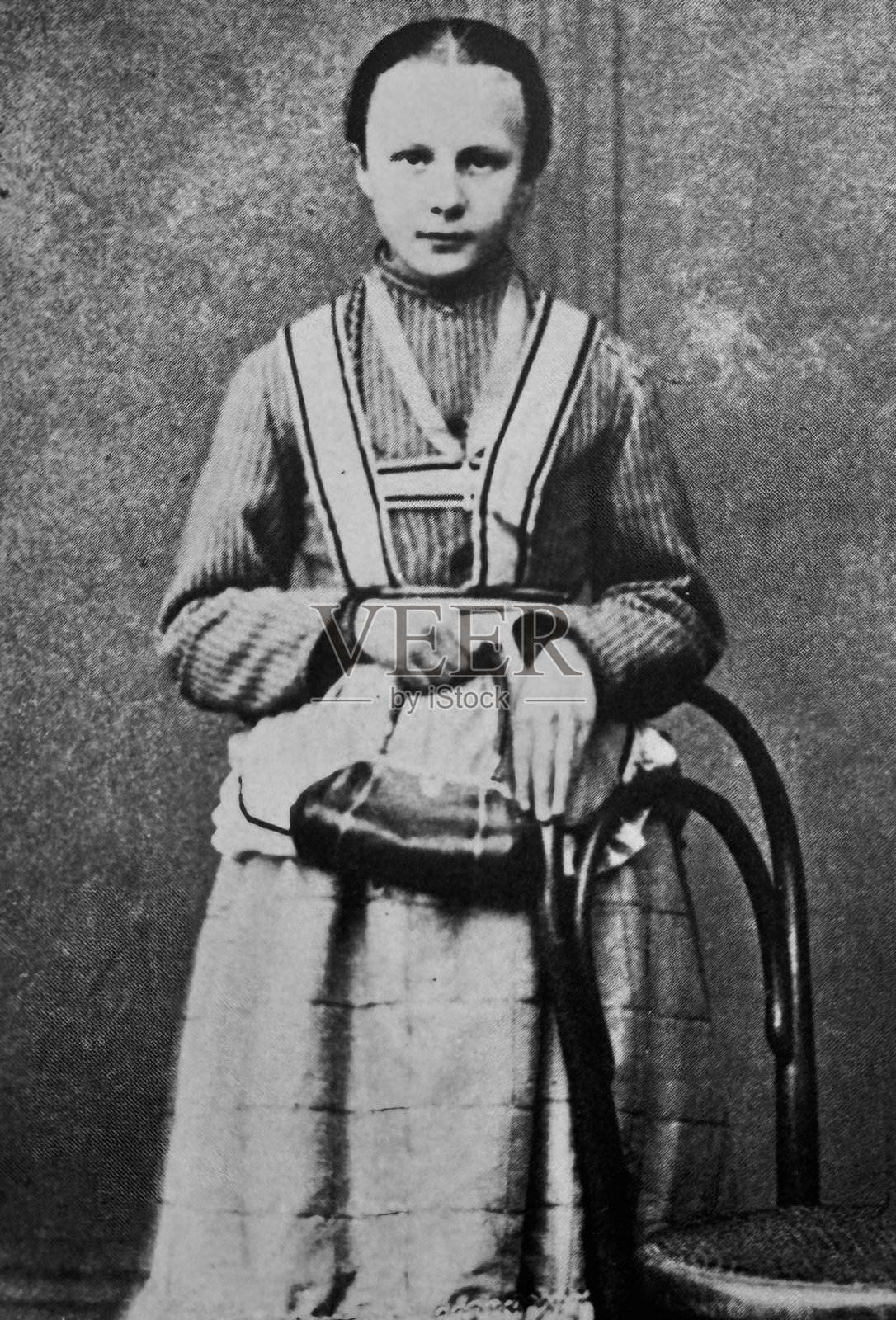 侍女站在椅子旁，手里拿着一个小手提包插画图片素材