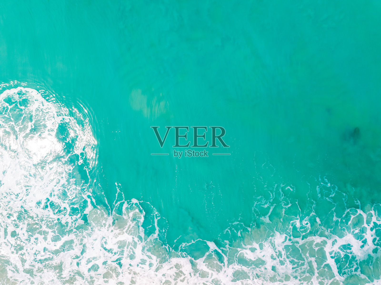 俯视图海滩海浪冲击沙滩，美丽的海浪海面在夏季海景背景，惊人的海滩彩色水背景照片摄影图片