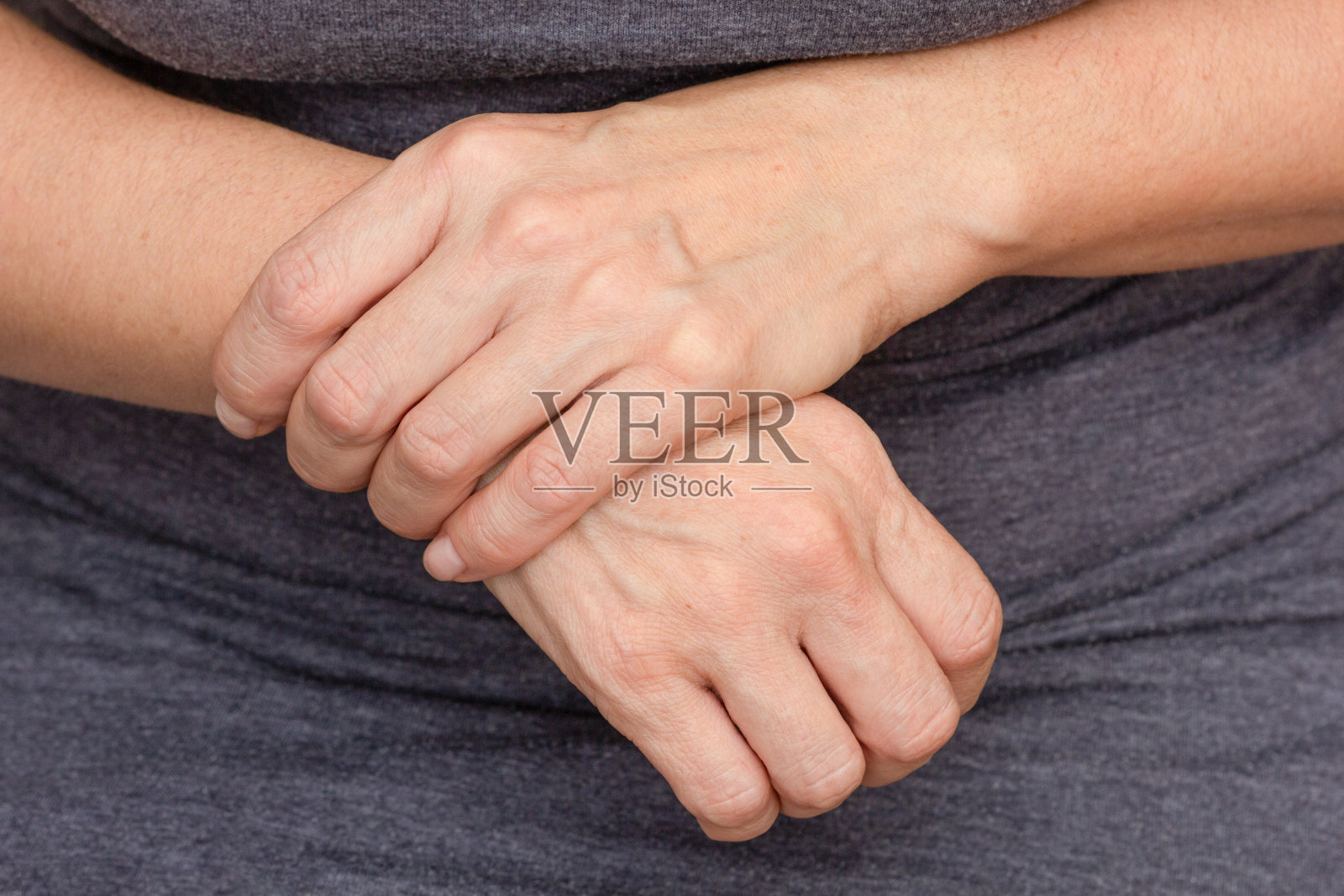 女人的手显示右手腕疼痛照片摄影图片