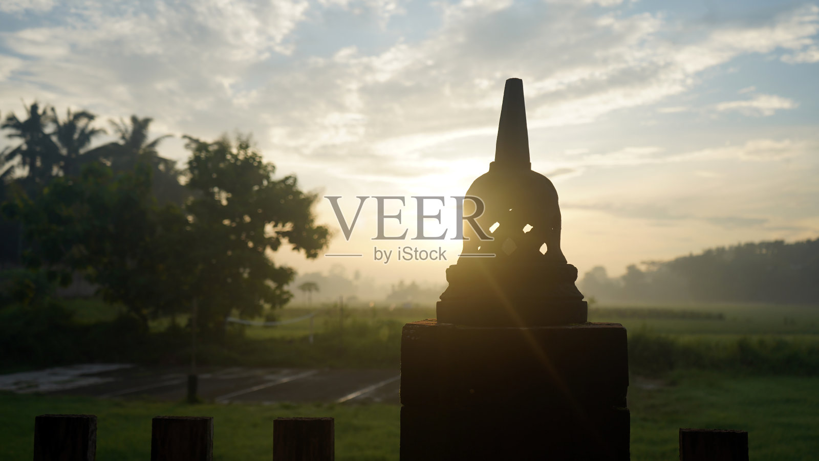 小婆罗浮屠寺和阳光。照片摄影图片