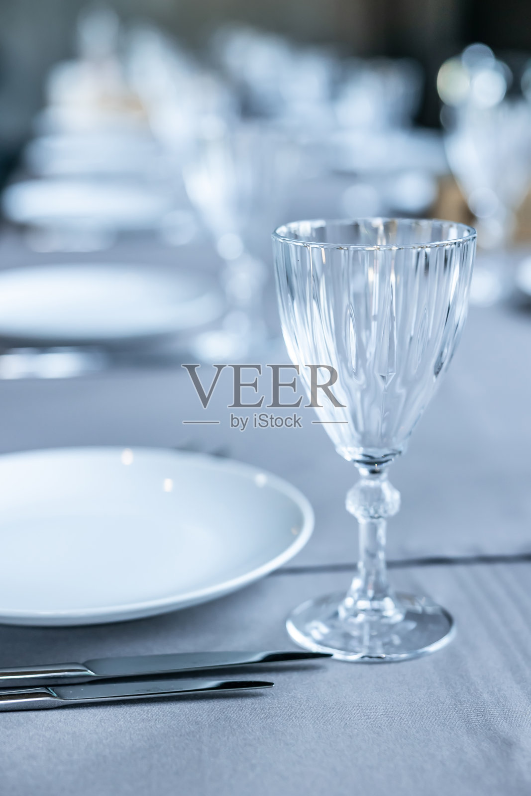 在餐馆的餐桌上服务。餐厅内部。舒适的餐厅餐桌布置。模糊的背景照片摄影图片