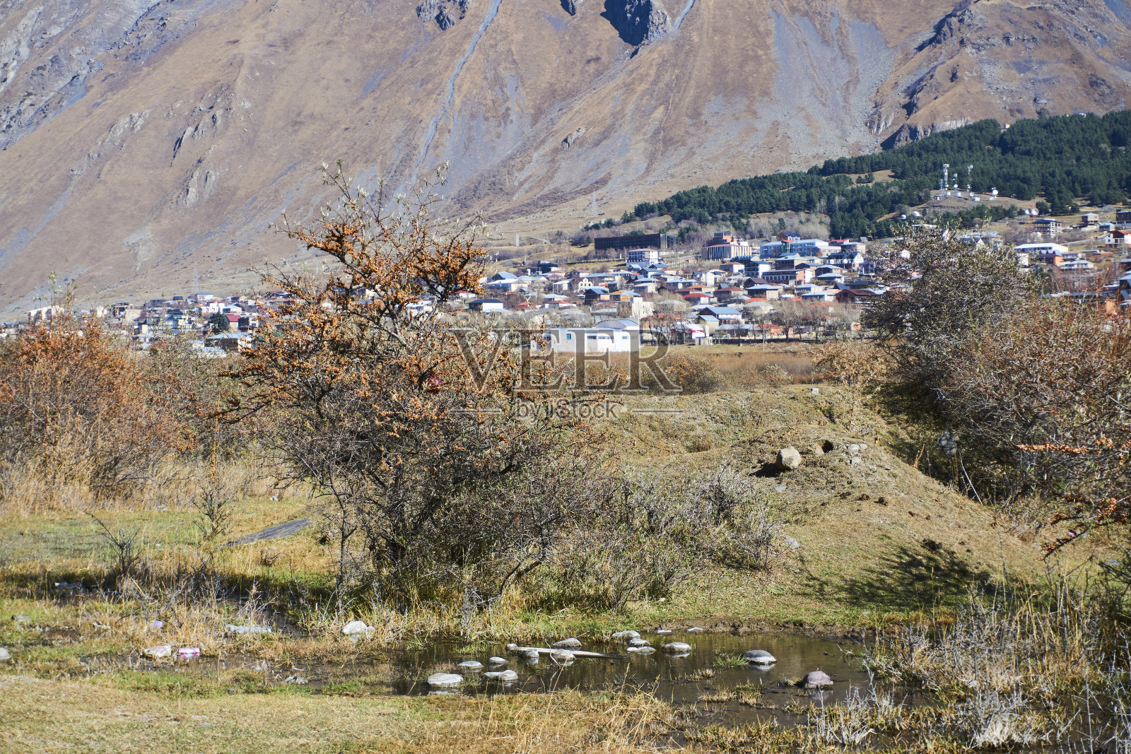格鲁吉亚的高加索山脉和远处的斯特潘茨敏达村。自然景观。高峰。季节是秋天。照片摄影图片