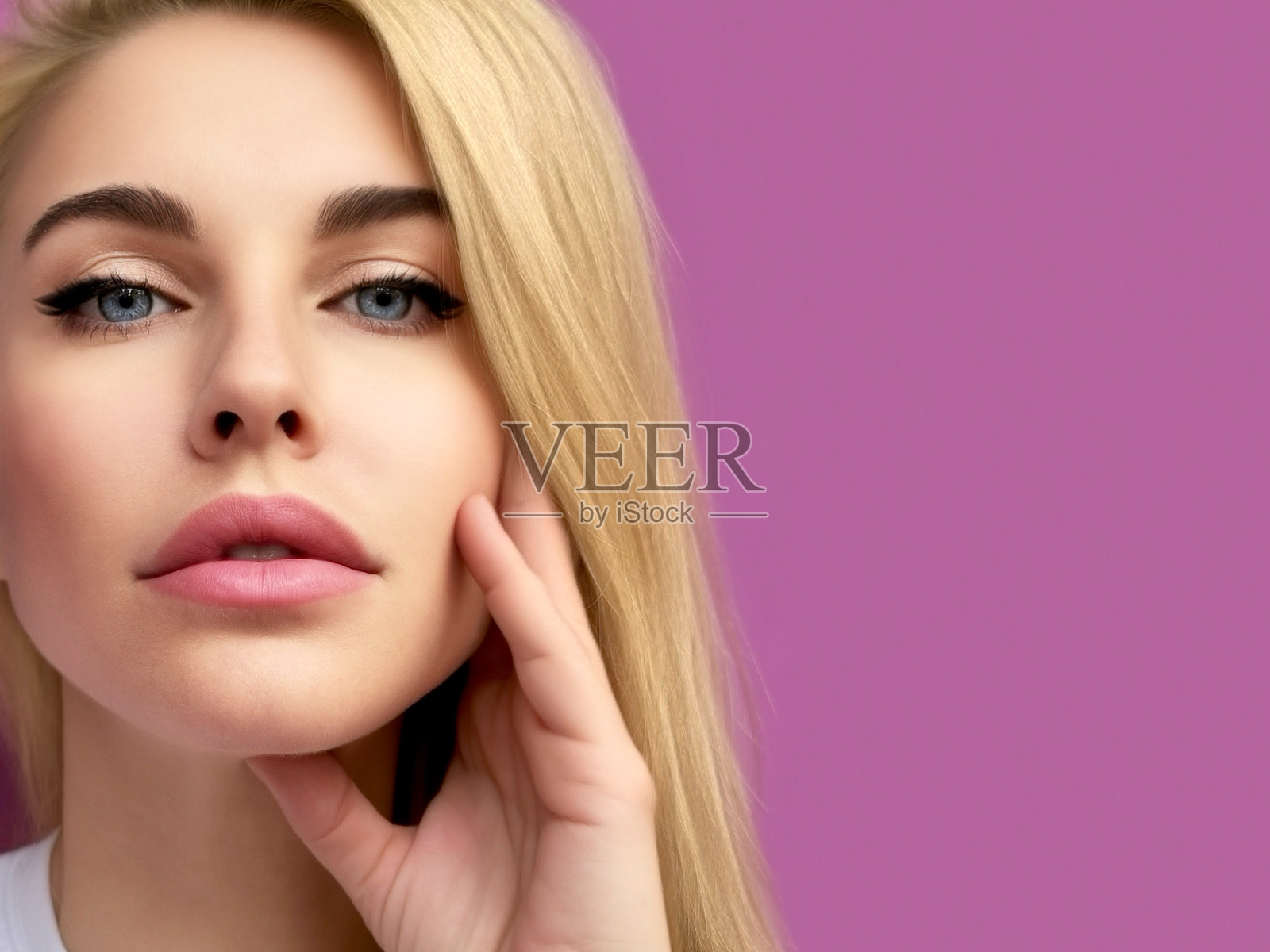 粉色背景上的女人特写脸照片摄影图片